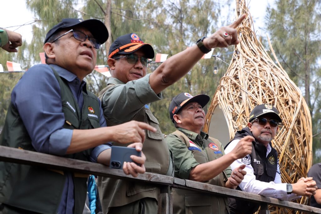 Kepala BNPB Letjen TNI Suharyanto (dua kiri) bersama Menko PMK Pratikno (kiri) meninjau wilayah terdampak karhutla TNBTS di Probolinggo, Jawa Timur, Selasa (11/8/2026). Dok: Istimewa.