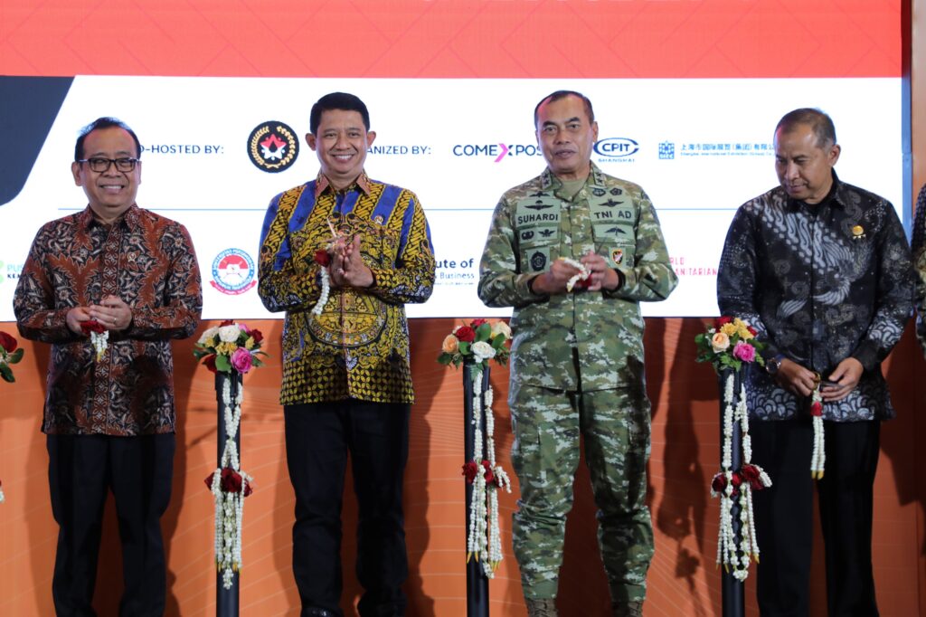 Kepala BNPB Letjen TNI Dr. Suharyanto (batik kuning biru) menghadiri pembukaan EDRR 2026 di JIEXPO Kemayoran, Jakarta, Rabu (12/8). Dok: Istimewa.