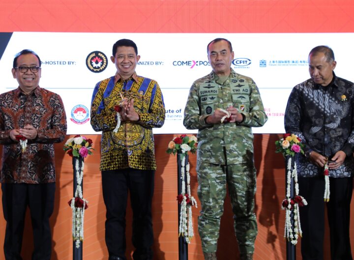 Kepala BNPB Letjen TNI Dr. Suharyanto (batik kuning biru) menghadiri pembukaan EDRR 2026 di JIEXPO Kemayoran, Jakarta, Rabu (12/8). Dok: Istimewa.