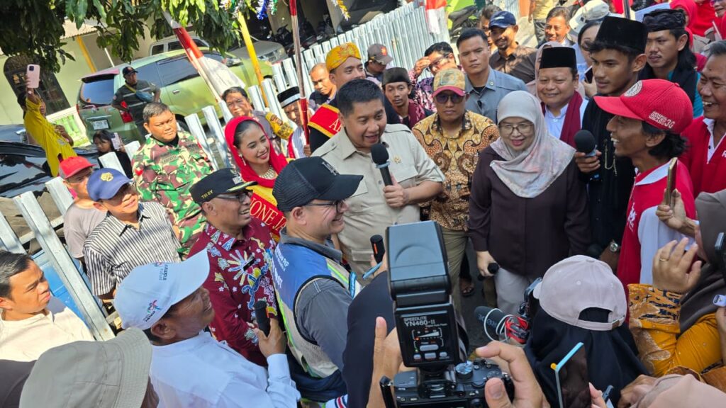 Menteri PKP Maruarar Sirait berbincang langsung dengan warga calon penerima Program Bedah Rumah di Kelurahan Cakung Timur, Jakarta Timur, Kamis (13/8/2026).