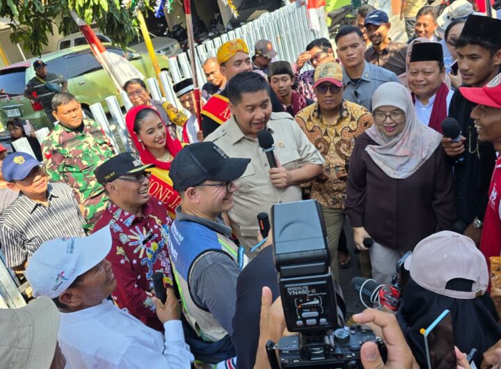 Menteri PKP Maruarar Sirait berbincang langsung dengan warga calon penerima Program Bedah Rumah di Kelurahan Cakung Timur, Jakarta Timur, Kamis (13/8/2026).