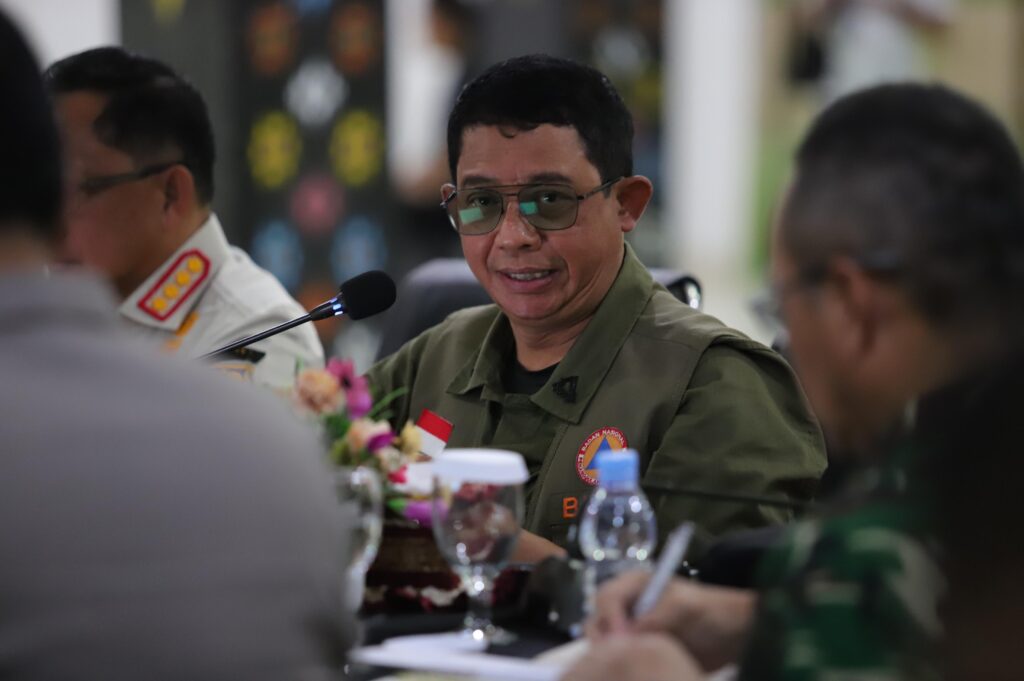 Kepala BNPB Letjen TNI Suharyanto (kacamata, baju hijau tactical) menyampaikan arahan dalam Rakor Penanganan Darurat Gempa M 7,7 Flores di Kantor Bupati Manggarai Barat, NTT, Minggu (16/8).