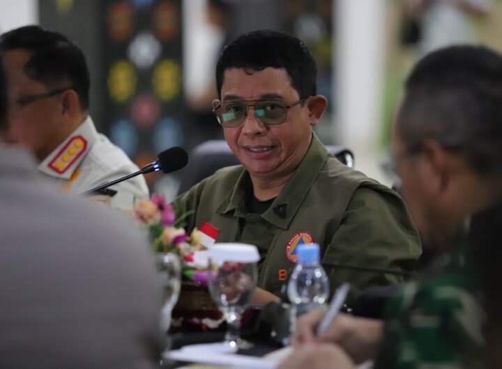 Kepala BNPB Letjen TNI Suharyanto (kacamata, baju hijau tactical) menyampaikan arahan dalam Rakor Penanganan Darurat Gempa M 7,7 Flores di Kantor Bupati Manggarai Barat, NTT, Minggu (16/8).