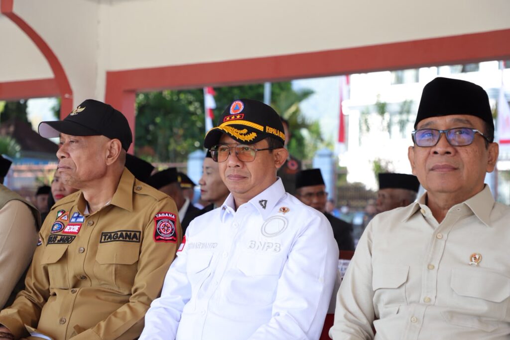 Wakil Mensos RI Agus Jabo Priyono, Kepala BNPB Letjen TNI Dr. Suharyanto, dan Menko PMK Pratikno saat menghadiri upacara HUT ke-81 RI di Manggarai, NTT, Senin (17/8).