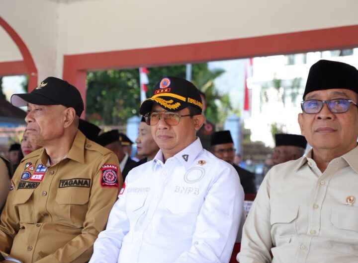 Wakil Mensos RI Agus Jabo Priyono, Kepala BNPB Letjen TNI Dr. Suharyanto, dan Menko PMK Pratikno saat menghadiri upacara HUT ke-81 RI di Manggarai, NTT, Senin (17/8).