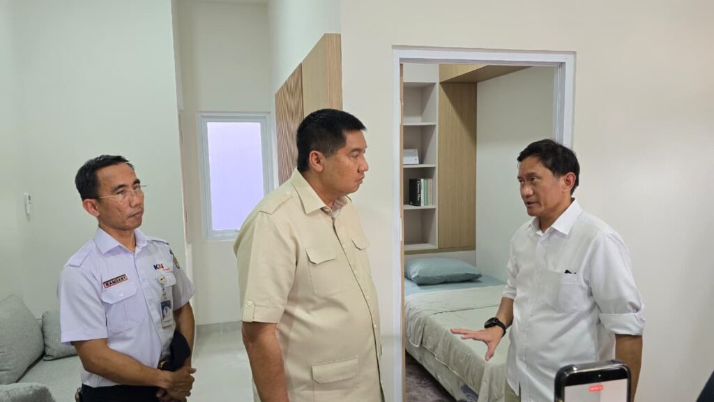 Menteri PKP Maruarar Sirait (tengah) berbincang dengan Direktur Utama PT KAI Bobby Rasyidin (kanan) saat meninjau persiapan pembangunan rusun bagi masyarakat berpenghasilan rendah (MBR). Dok: HF.