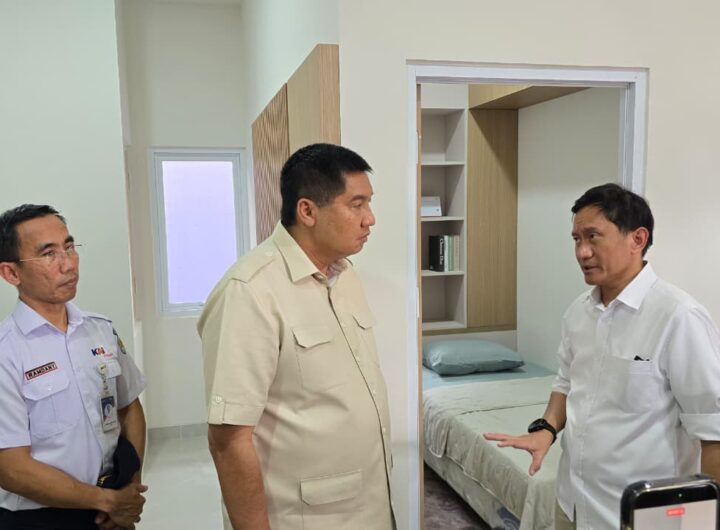 Menteri PKP Maruarar Sirait (tengah) berbincang dengan Direktur Utama PT KAI Bobby Rasyidin (kanan) saat meninjau persiapan pembangunan rusun bagi masyarakat berpenghasilan rendah (MBR). Dok: HF.