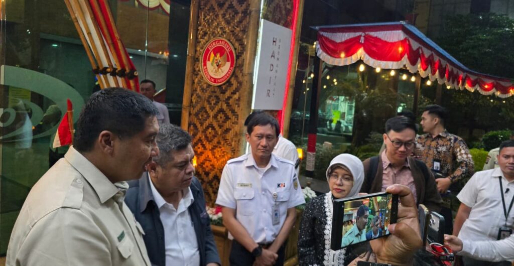Menteri PKP Maruarar Sirait (pojok kiri), Kepala BPKP Muhammad Yusuf Ateh (dua dari kiri), Direktur Utama PT KAI (Persero) Bobby Rasyidin (tiga dari kiri), dan Kepala BPS Amalia Adininggar Widyasanti (empat dari kiri) usai rapat pembahasan pemanfaatan aset negara untuk mendukung pembangunan perumahan, di Kantor Pusat BPKP, Jakarta, Selasa (18/8/2026).