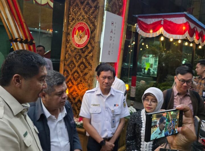 Menteri PKP Maruarar Sirait (pojok kiri), Kepala BPKP Muhammad Yusuf Ateh (dua dari kiri), Direktur Utama PT KAI (Persero) Bobby Rasyidin (tiga dari kiri), dan Kepala BPS Amalia Adininggar Widyasanti (empat dari kiri) usai rapat pembahasan pemanfaatan aset negara untuk mendukung pembangunan perumahan, di Kantor Pusat BPKP, Jakarta, Selasa (18/8/2026).