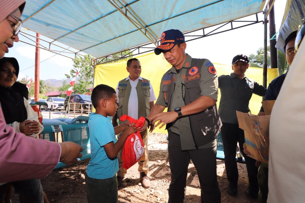 Kepala BNPB Letjen TNI Suharyanto (topi dan rompi) menjenguk pasien Puskesmas Riung yang dirawat di halaman gedung pascagempa M7,7 Flores di Kabupaten Ngada, NTT, Selasa (18/8).