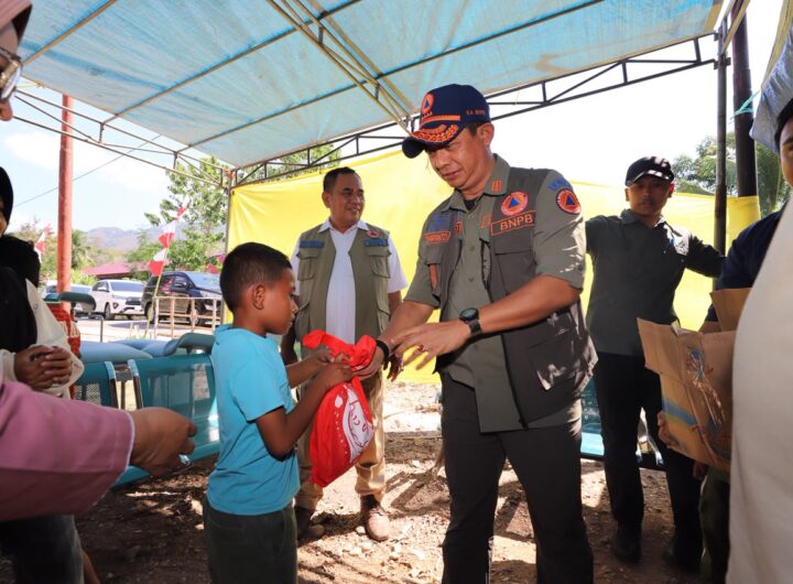Kepala BNPB Letjen TNI Suharyanto (topi dan rompi) menjenguk pasien Puskesmas Riung yang dirawat di halaman gedung pascagempa M7,7 Flores di Kabupaten Ngada, NTT, Selasa (18/8).