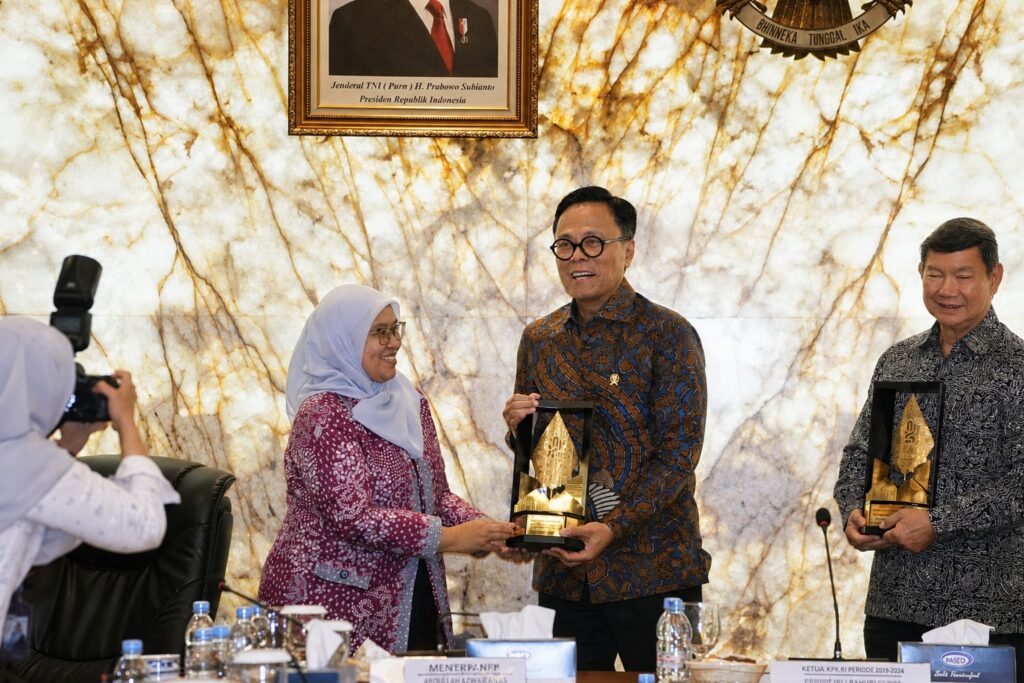 Kepala BPS Amalia Adininggar Widyasanti (kiri), Kepala Badan Pengaturan BUMN (BP BUMN) Dony Oskaria (tengah), dan Ketua Satgas Perumahan Hashim Djojohadikusumo (kanan). Dok: Istimewa.