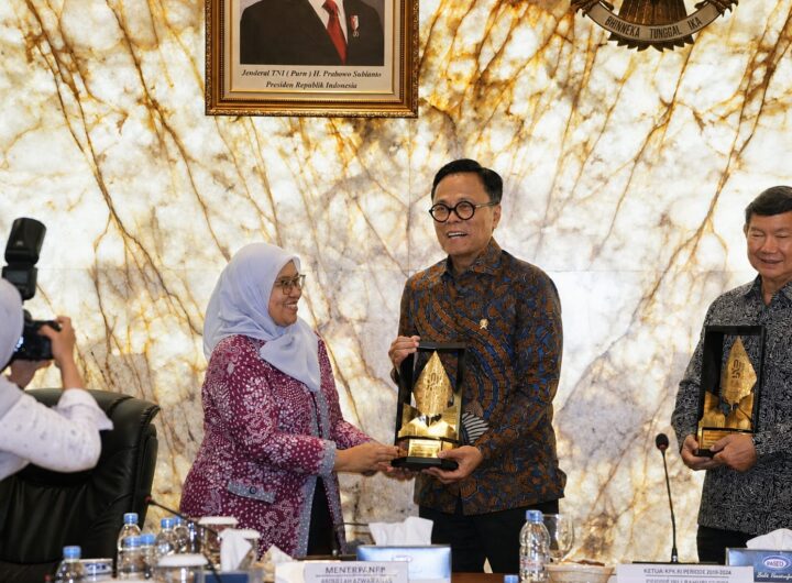 Kepala BPS Amalia Adininggar Widyasanti (kiri), Kepala Badan Pengaturan BUMN (BP BUMN) Dony Oskaria (tengah), dan Ketua Satgas Perumahan Hashim Djojohadikusumo (kanan). Dok: Istimewa.