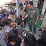 Kepala BNPB Suharyanto memberikan bantuan kepada anak-anak penyintas gempa M7,7 Flores di Desa Peozaka Ramba, Ende, NTT, Rabu (19/8/2026).