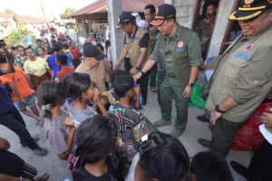 Kepala BNPB Suharyanto memberikan bantuan kepada anak-anak penyintas gempa M7,7 Flores di Desa Peozaka Ramba, Ende, NTT, Rabu (19/8/2026).