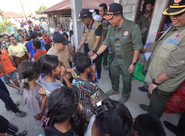 Kepala BNPB Suharyanto memberikan bantuan kepada anak-anak penyintas gempa M7,7 Flores di Desa Peozaka Ramba, Ende, NTT, Rabu (19/8/2026).