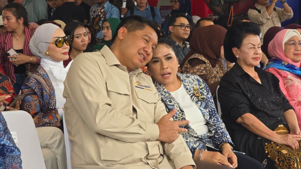 Menteri PKP Maruarar Sirait bersama Shinta Maruarar berbincang hangat di sela kegiatan Pesona Merdeka 2026 di M Bloc Space, Jakarta, Rabu (19/8/2026).