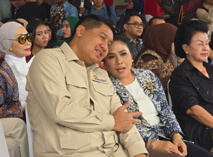 Menteri PKP Maruarar Sirait bersama Shinta Maruarar berbincang hangat di sela kegiatan Pesona Merdeka 2026 di M Bloc Space, Jakarta, Rabu (19/8/2026).