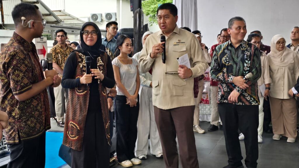 Menteri PKP Maruarar Sirait bersama Komisioner BP Tapera Heru Pudyo Nugroho berbincang dengan warga yang mendaftar untuk mendapatkan informasi dan akses pembiayaan rumah pertama dalam Bazar Pesona Merdeka 2026 di M Bloc Space, Jakarta, Rabu (19/8/2026).