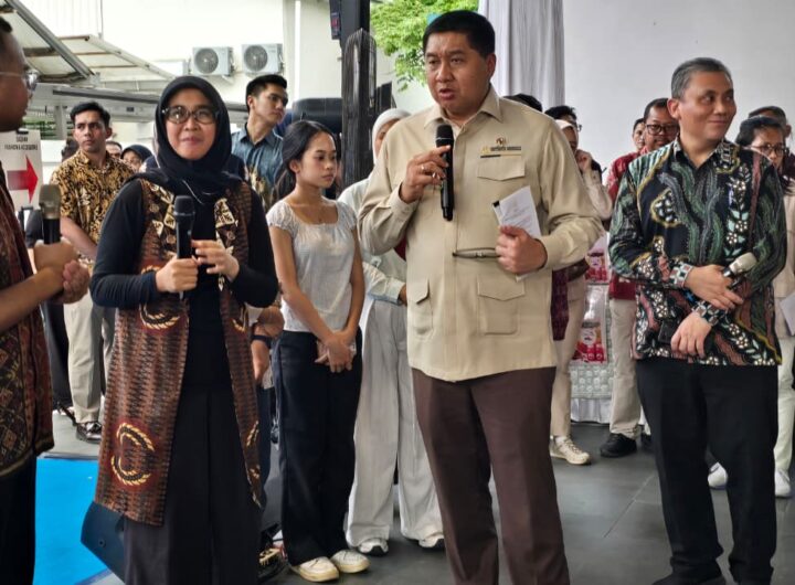 Menteri PKP Maruarar Sirait bersama Komisioner BP Tapera Heru Pudyo Nugroho berbincang dengan warga yang mendaftar untuk mendapatkan informasi dan akses pembiayaan rumah pertama dalam Bazar Pesona Merdeka 2026 di M Bloc Space, Jakarta, Rabu (19/8/2026).