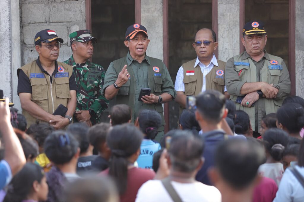 Kepala BNPB Letjen TNI Dr. Suharyanto S.Sos., M.M., memberikan sosialisasi kepada warga terdampak gempa M 7,7 Flores di Desa Peozaka Ramba, Kecamatan Ende, Kabupaten Ende, Nusa Tenggara Timur.