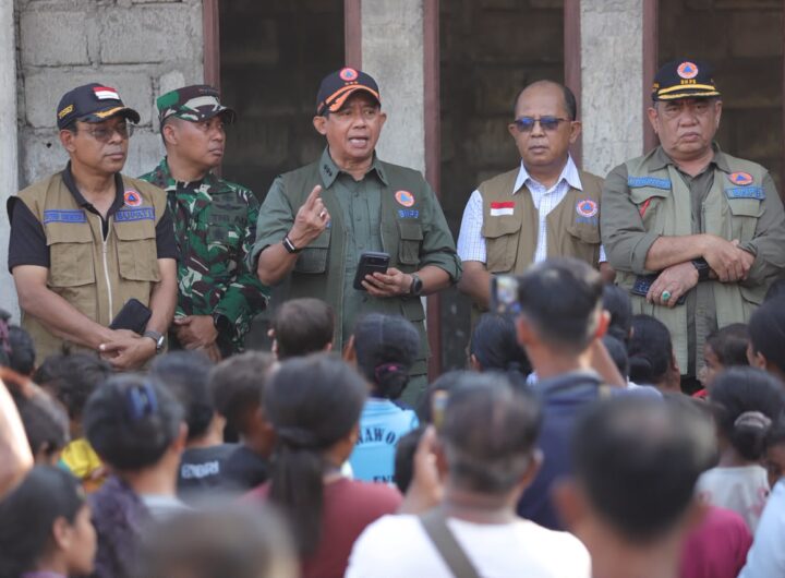 Kepala BNPB Letjen TNI Dr. Suharyanto S.Sos., M.M., memberikan sosialisasi kepada warga terdampak gempa M 7,7 Flores di Desa Peozaka Ramba, Kecamatan Ende, Kabupaten Ende, Nusa Tenggara Timur.
