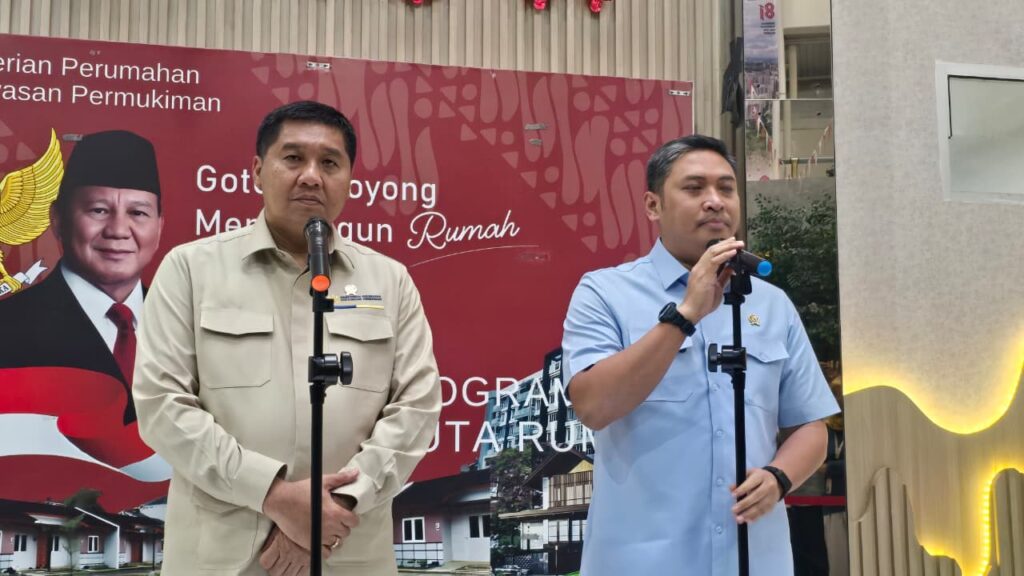 Menteri Perumahan dan Kawasan Permukiman (PKP) Maruarar Sirait (kiri) bersama Kepala Badan Gizi Nasional (BGN) Sudaryono (kanan) saat memberikan keterangan kepada awak media usai pertemuan di Kantor Kementerian PKP, Jakarta, Rabu (19/8/2026).