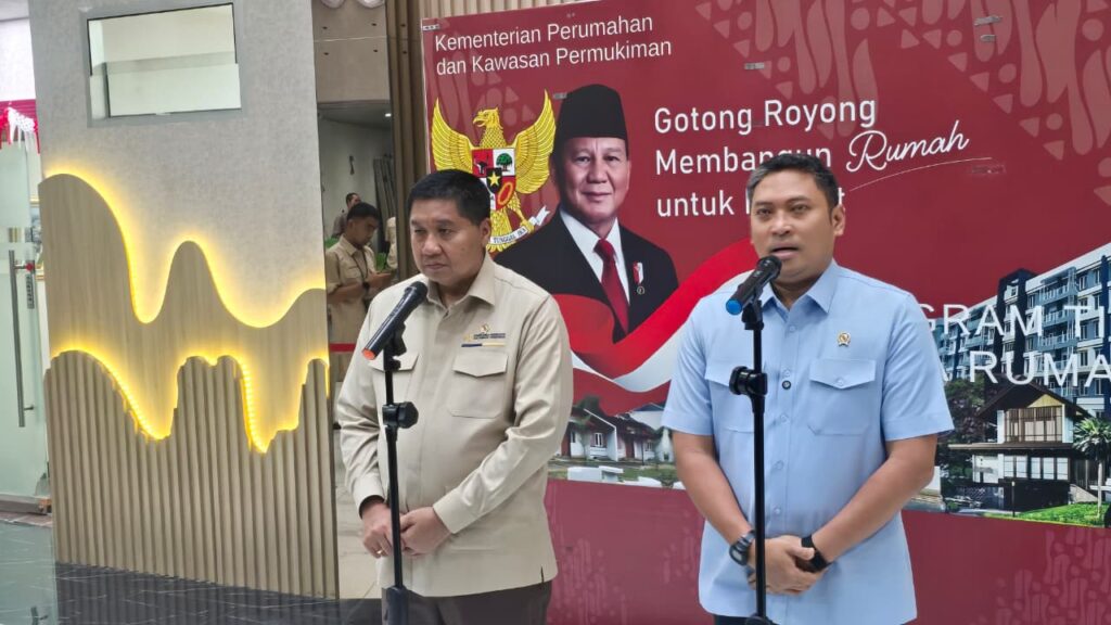 Kepala Badan Gizi Nasional (BGN) Sudaryono (kanan) bersama Menteri Perumahan dan Kawasan Permukiman (PKP) Maruarar Sirait (kiri) saat memberikan keterangan kepada awak media di Kantor Kementerian PKP, Jakarta, Rabu (19/8/2026).