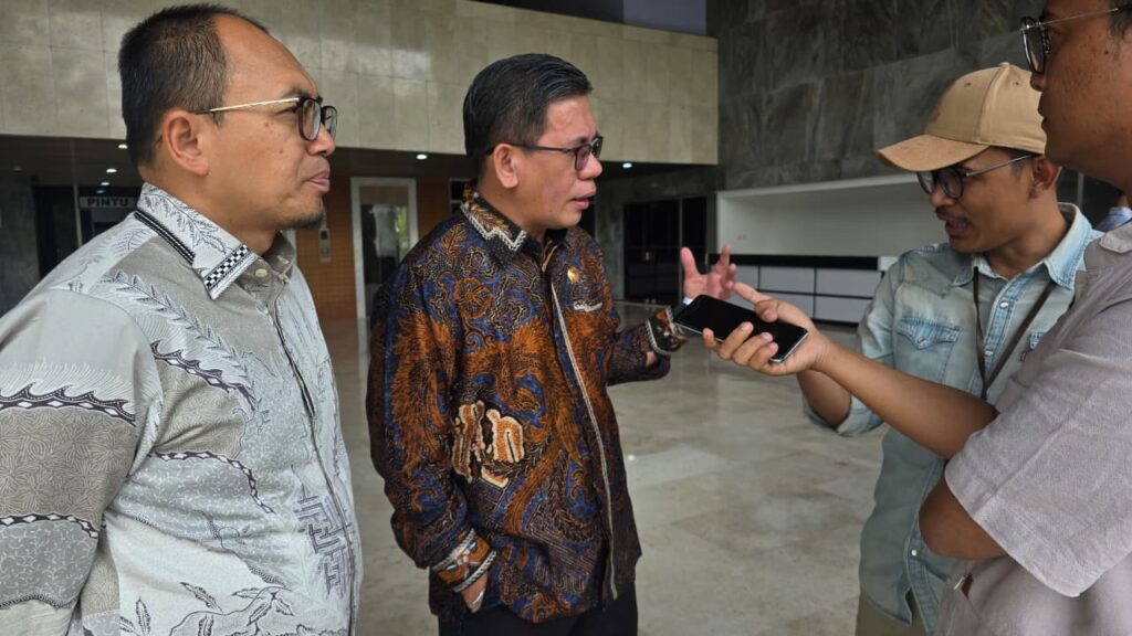 pala Kanwil BPN Provinsi Banten Harison Mocodompis (tengah) bersama Kepala Kantor Pertanahan Kabupaten Tangerang Didik Purnomo (kiri) usai mengikuti rapat pembahasan persoalan pertanahan di Kabupaten Tangerang bersama Komisi II DPR RI.