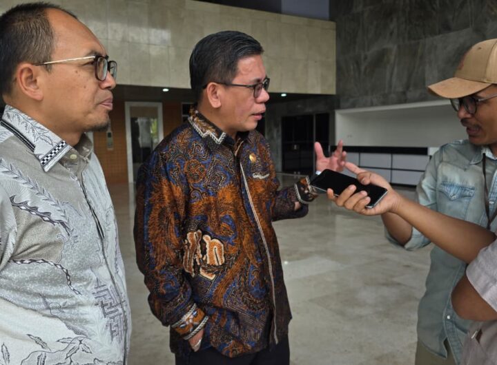 pala Kanwil BPN Provinsi Banten Harison Mocodompis (tengah) bersama Kepala Kantor Pertanahan Kabupaten Tangerang Didik Purnomo (kiri) usai mengikuti rapat pembahasan persoalan pertanahan di Kabupaten Tangerang bersama Komisi II DPR RI.