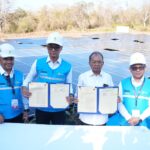 Penandatanganan PKS antara Direktur Utama PLN Darmawan Prasodjo dan Gubernur Bali I Wayan Koster di Jembrana, Bali, sebagai langkah mempercepat pengembangan energi terbarukan dan mendukung Program PLTS 100 GWp.