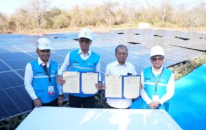 Penandatanganan PKS antara Direktur Utama PLN Darmawan Prasodjo dan Gubernur Bali I Wayan Koster di Jembrana, Bali, sebagai langkah mempercepat pengembangan energi terbarukan dan mendukung Program PLTS 100 GWp.
