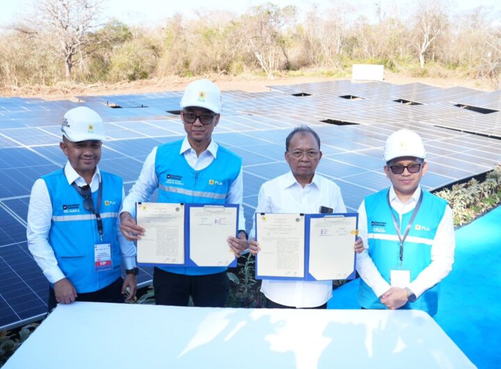 Penandatanganan PKS antara Direktur Utama PLN Darmawan Prasodjo dan Gubernur Bali I Wayan Koster di Jembrana, Bali, sebagai langkah mempercepat pengembangan energi terbarukan dan mendukung Program PLTS 100 GWp.