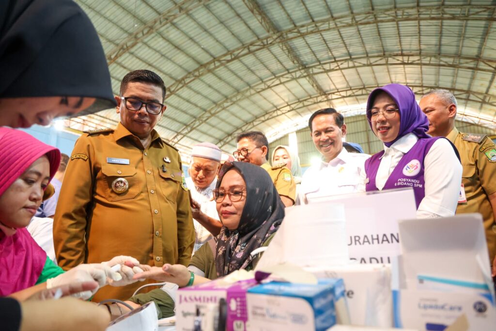 Gubernur Banten Andra Soni meninjau langsung pelaksanaan Program Cek Kesehatan Gratis (CKG) di GOR Puri Beta, Kecamatan Larangan, Kota Tangerang. Dok: Istimewa.