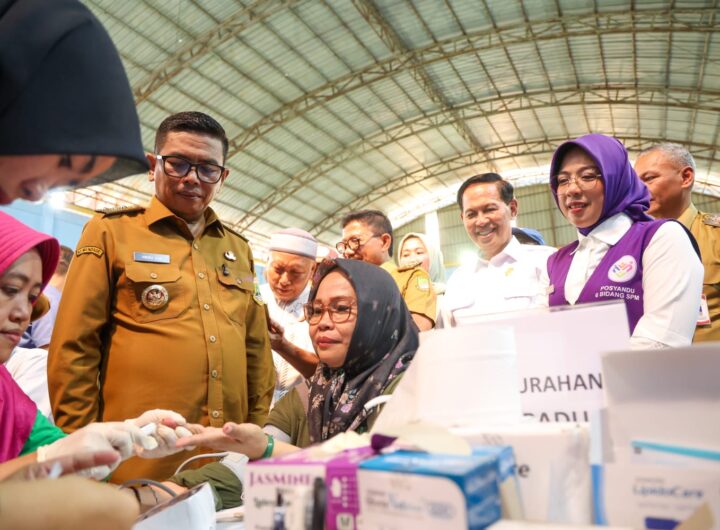 Gubernur Banten Andra Soni meninjau langsung pelaksanaan Program Cek Kesehatan Gratis (CKG) di GOR Puri Beta, Kecamatan Larangan, Kota Tangerang. Dok: Istimewa.