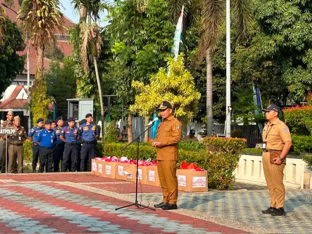 Wali Kota Depok Supian Suri memberikan arahan kepada jajaran ASN saat memimpin apel pagi di Lapangan Balai Kota Depok, Senin (3/8/2026). Dok: Istimewa.
