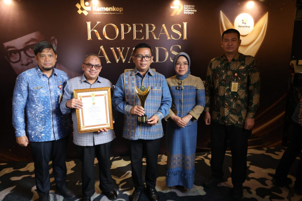 Gubernur Banten Andra Soni menerima penghargaan Bakti Koperasi Nayaka Mahambara pada ajang Koperasi Award 2026. Dok: Istimewa.