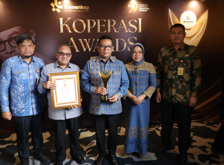 Gubernur Banten Andra Soni menerima penghargaan Bakti Koperasi Nayaka Mahambara pada ajang Koperasi Award 2026. Dok: Istimewa.