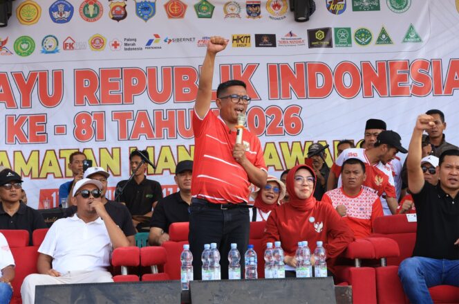 Gubernur Banten Andra Soni menyapa warga saat menyaksikan final tarkam HUT ke-81 RI di Stadion Mandalawangi, Pandeglang, Senin (17/8). Dok: Istimewa.