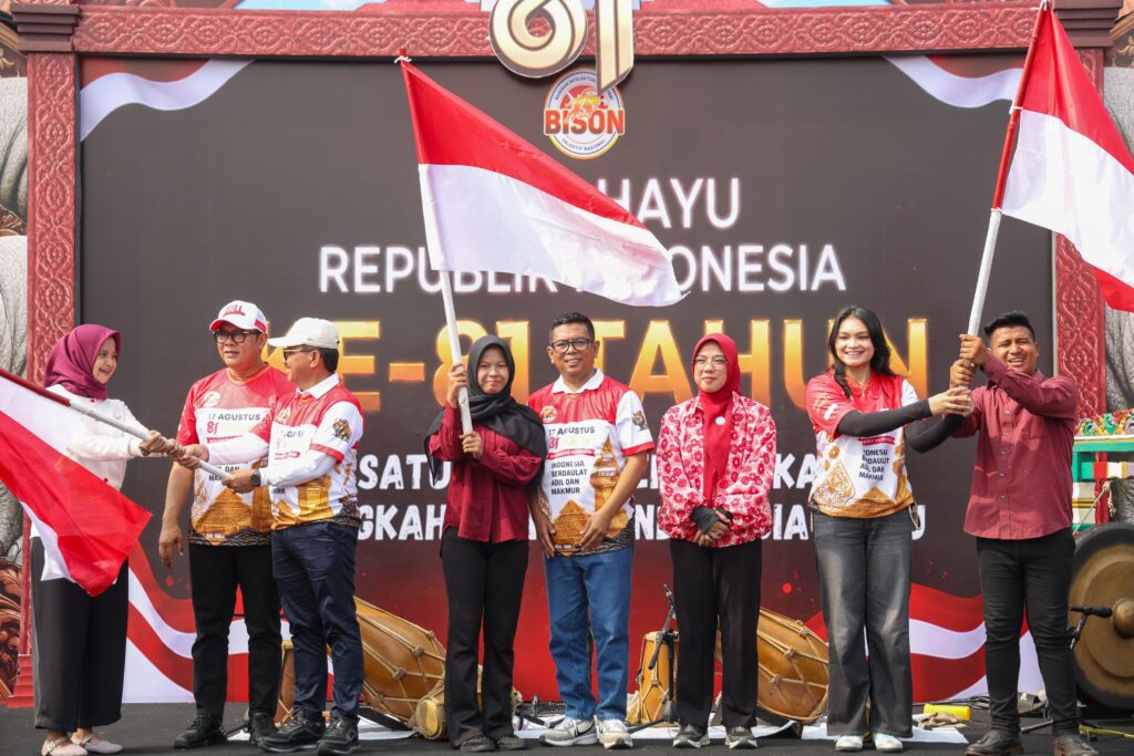 Gubernur Banten Andra Soni saat menghadiri Kirab Merah Putih 2026 di Taman Elektrik, Pusat Pemerintah Kota Tangerang, Minggu (16/8/2026). Dok. Humas Pemprov Banten.