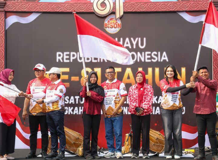 Gubernur Banten Andra Soni saat menghadiri Kirab Merah Putih 2026 di Taman Elektrik, Pusat Pemerintah Kota Tangerang, Minggu (16/8/2026). Dok. Humas Pemprov Banten.