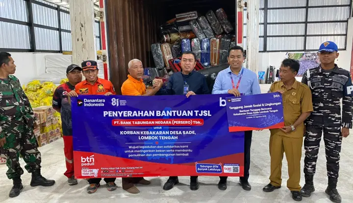 BTN menyalurkan bantuan kebutuhan dasar bagi warga terdampak kebakaran Desa Adat Sade, Lombok Tengah. Dok: Istimewa.
