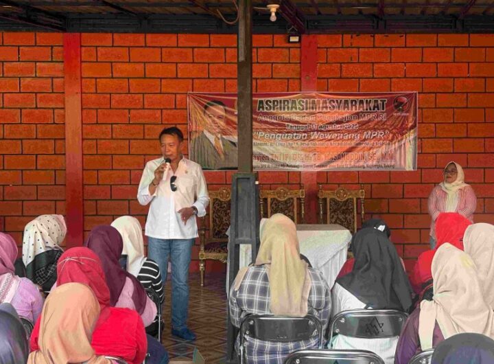 Anggota Komisi I DPR RI TB Hasanuddin saat mengikuti kegiatan aspirasi masyarakat MPR RI di Sumedang, Jawa Barat. Dok. Istimewa.