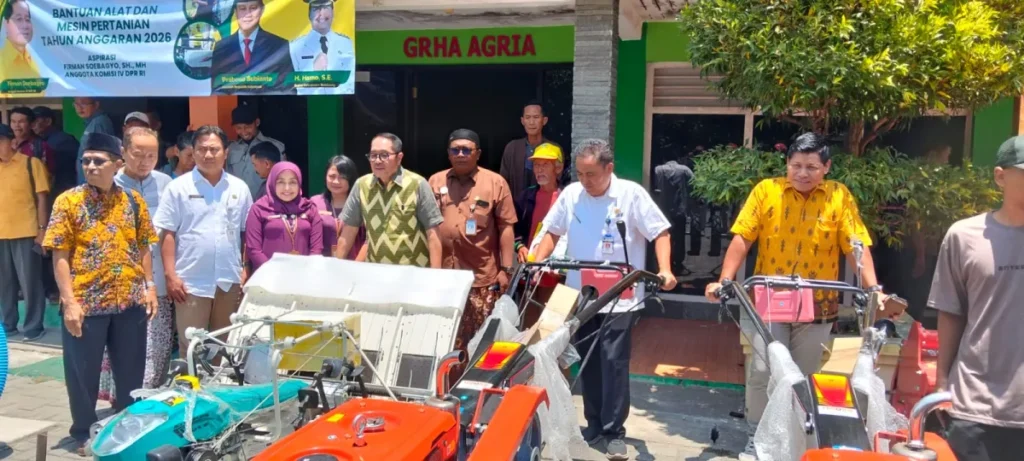 Anggota Komisi IV DPR RI Firman Subagyo saat menyerahkan bantuan Alsintan kepada kelompok tani di Kabupaten Rembang. Dok: Istimewa.