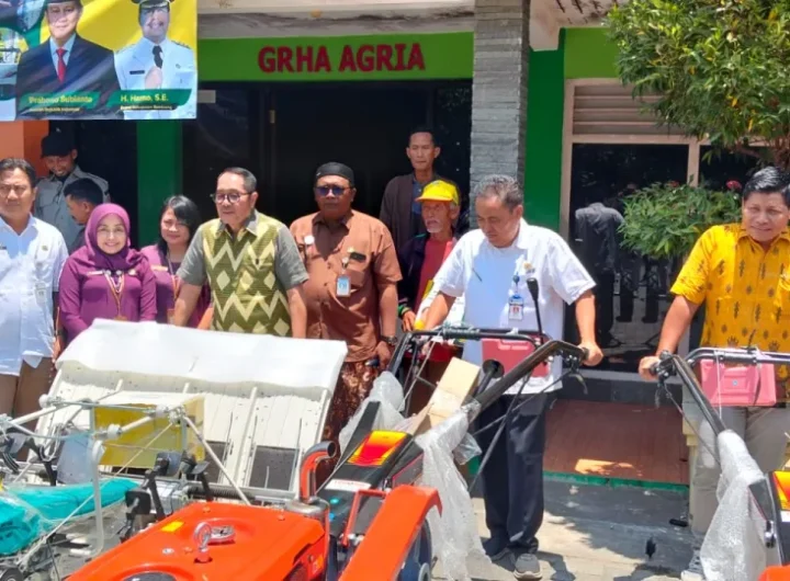 Anggota Komisi IV DPR RI Firman Subagyo saat menyerahkan bantuan Alsintan kepada kelompok tani di Kabupaten Rembang. Dok: Istimewa.
