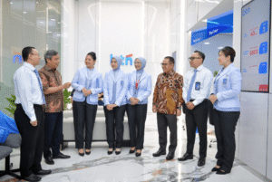 Direktur Utama BTN Nixon L.P. Napitupulu (kedua dari kiri) menyapa dan berdialog langsung dengan nasabah di Kantor Cabang BTN Jakarta Kuningan. Dok: Istimewa.