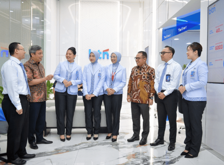 Direktur Utama BTN Nixon L.P. Napitupulu (kedua dari kiri) menyapa dan berdialog langsung dengan nasabah di Kantor Cabang BTN Jakarta Kuningan. Dok: Istimewa.