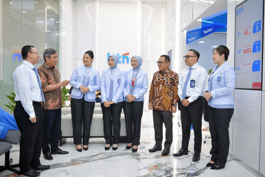 Direktur Utama BTN Nixon L.P. Napitupulu (kedua dari kiri) menyapa dan berdialog langsung dengan nasabah di Kantor Cabang BTN Jakarta Kuningan. Dok: Istimewa.