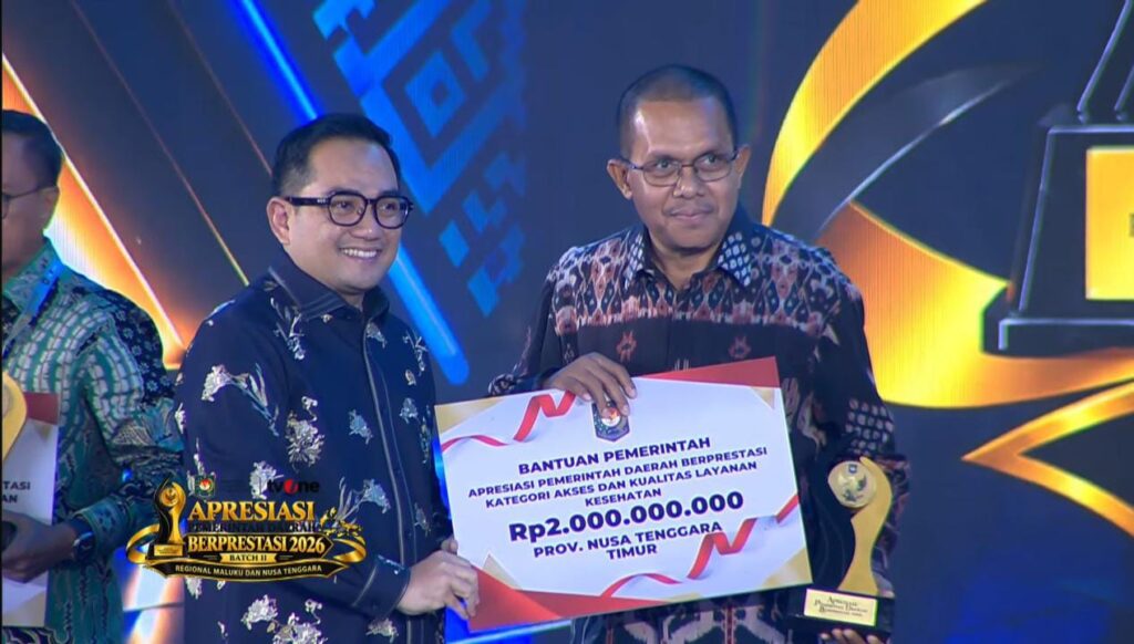 Gubernur Nusa Tenggara Timur Emanuel Melkiades Laka Lena menerima penghargaan Terbaik 1 Regional Maluku dan Nusa Tenggara pada ajang Apresiasi Pemerintah Daerah Berprestasi 2026. Dok: Biro Administrasi Pimpinan Setda Provinsi NTT.