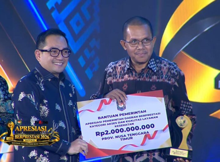 Gubernur Nusa Tenggara Timur Emanuel Melkiades Laka Lena menerima penghargaan Terbaik 1 Regional Maluku dan Nusa Tenggara pada ajang Apresiasi Pemerintah Daerah Berprestasi 2026. Dok: Biro Administrasi Pimpinan Setda Provinsi NTT.
